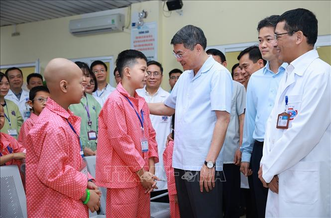 Thủ tướng Lê Minh Hưng thăm, tặng quà bệnh nhi tại Bệnh viện K cơ sở Tân Triều